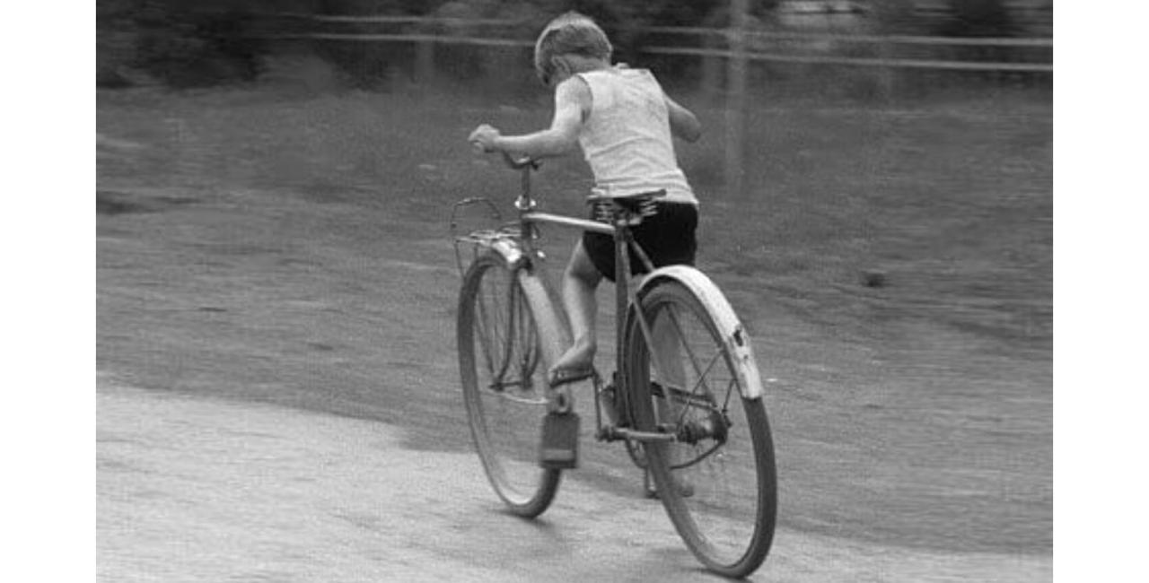 ребенок на большом велосипеде